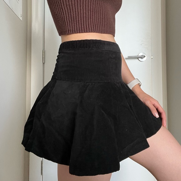 VINTAGE H&M Mini Tennis Skirt - Picture 2 of 2